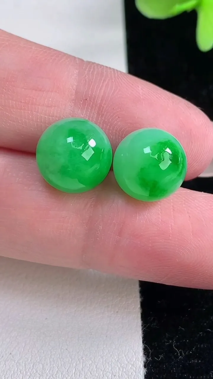 天然A货翡翠圆珠镶嵌件一对，尺寸11，重量:5.62g
12月12日