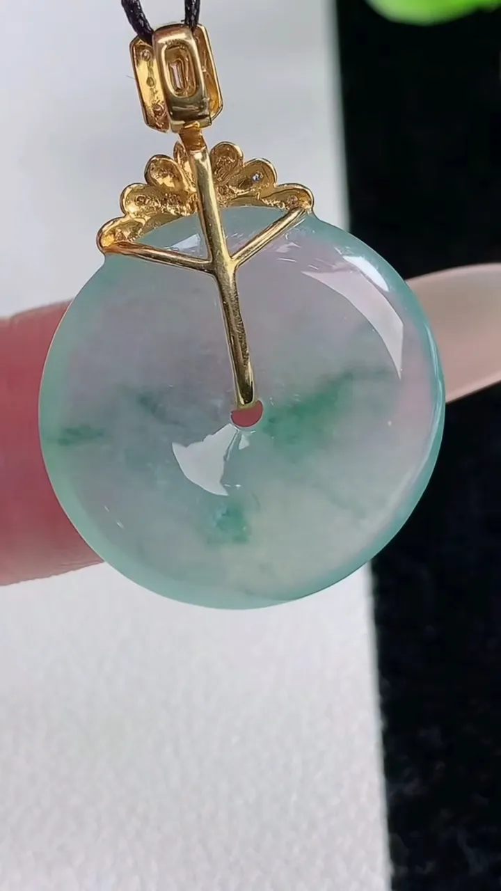 天然A货翡翠种飘花平安扣吊坠，尺寸20.8-3.5，重量:4.43g
12月12日