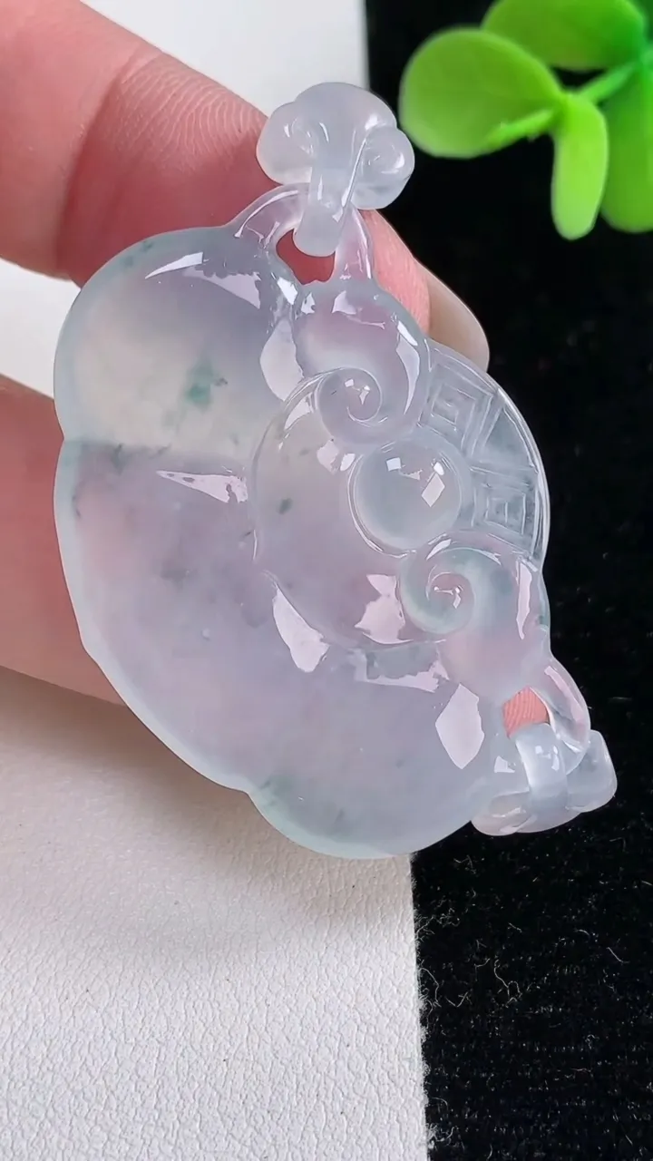 天然A货翡翠种飘花如意锁吊坠，尺寸42.4-31.4-4.8，重量:14.22g
12月12日