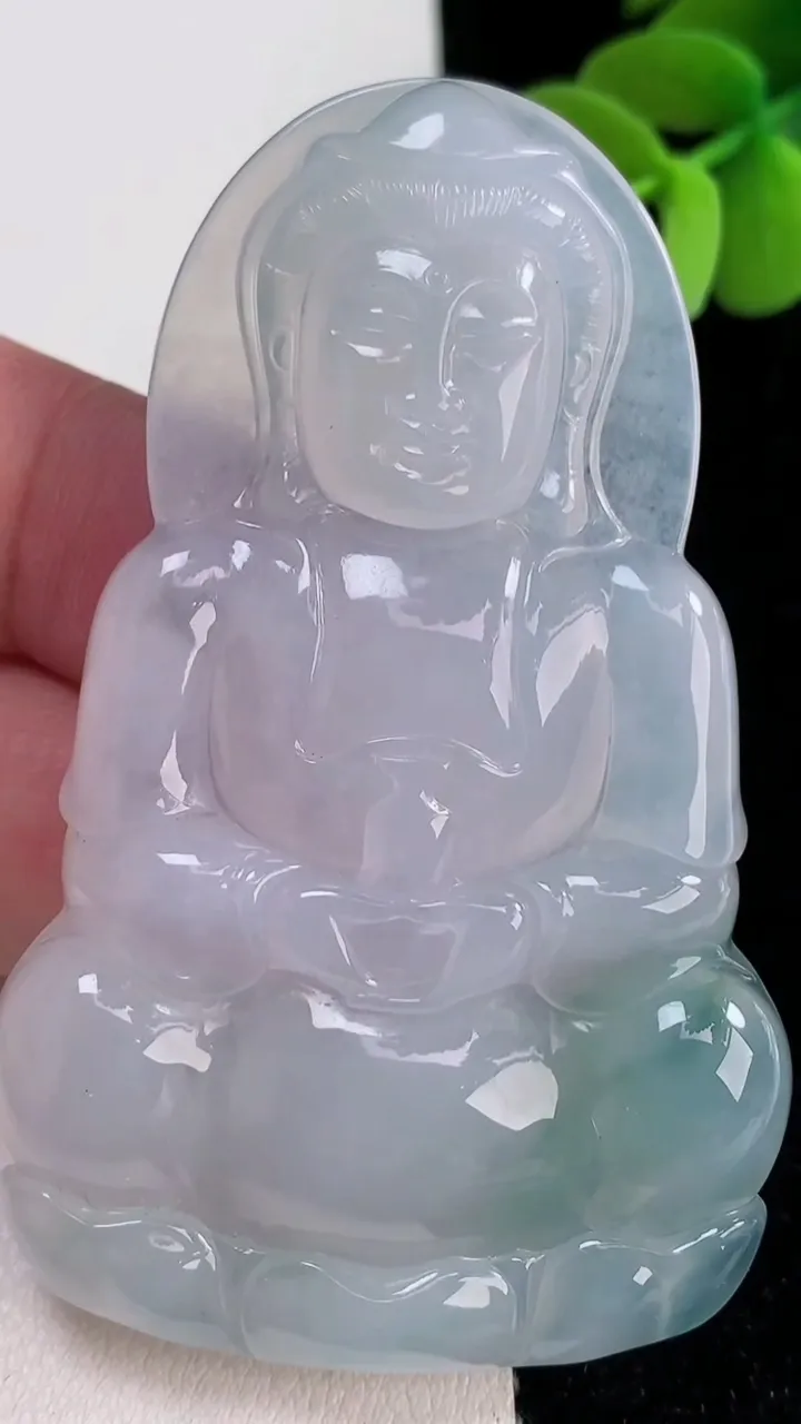 天然A货翡翠种飘花观音菩萨吊坠，尺寸676-42.2-5.5，重量:31.41g
12月12日