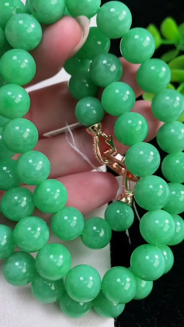 天然A货翡翠圆珠项链，尺寸10.4-59颗，重量:100.85g12月12日
工厂直销收藏佳品,种好水足，色泽均匀，有种有色，上手高大气！