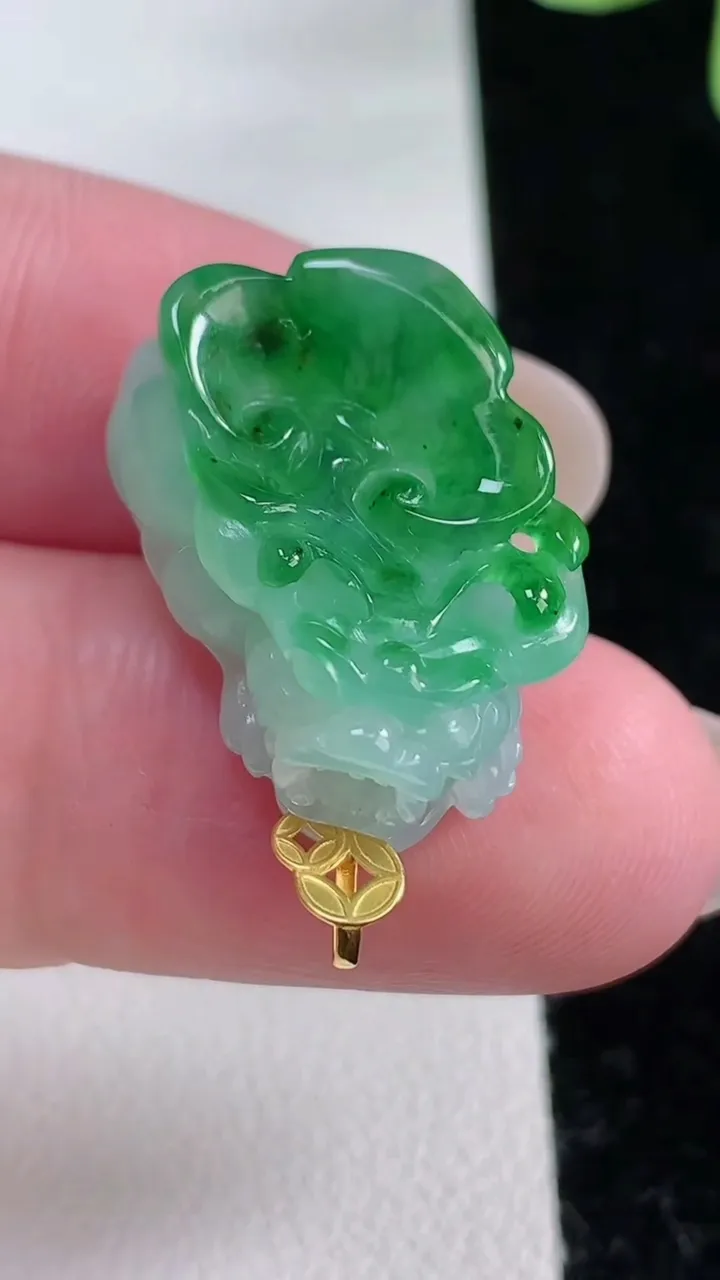 天然A货翡翠貔貅吊坠，尺寸21.5-13-9.2，重量:5.92g
12月12日