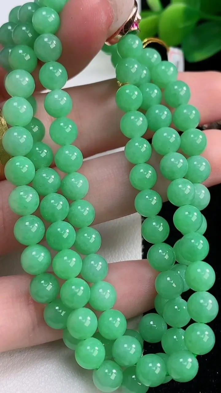 天然A货翡翠圆珠项链，尺寸6-94颗，重量:40.15g12月12日
工厂直销收藏佳品,种好水足，色泽均匀，有种有色，上手高大气！