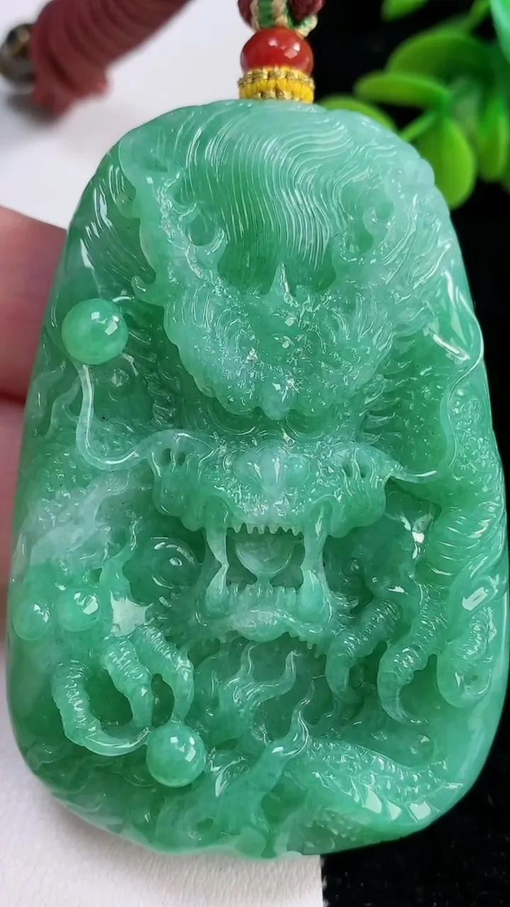天然A货翡翠龙牌吊坠，尺寸69.5-46.4-10.8，重量:79.27g
12月12日