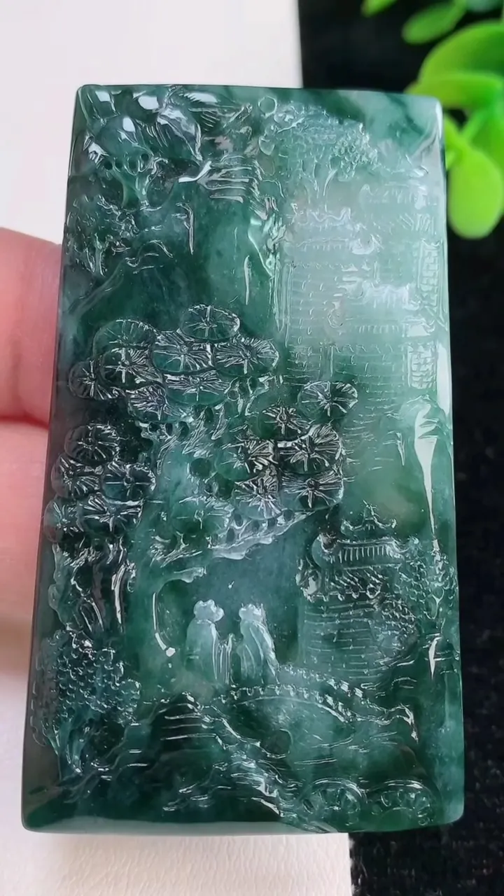 天然A货翡翠牌吊坠，尺寸64-38.6-5.2，重量:36.82g
12月12日