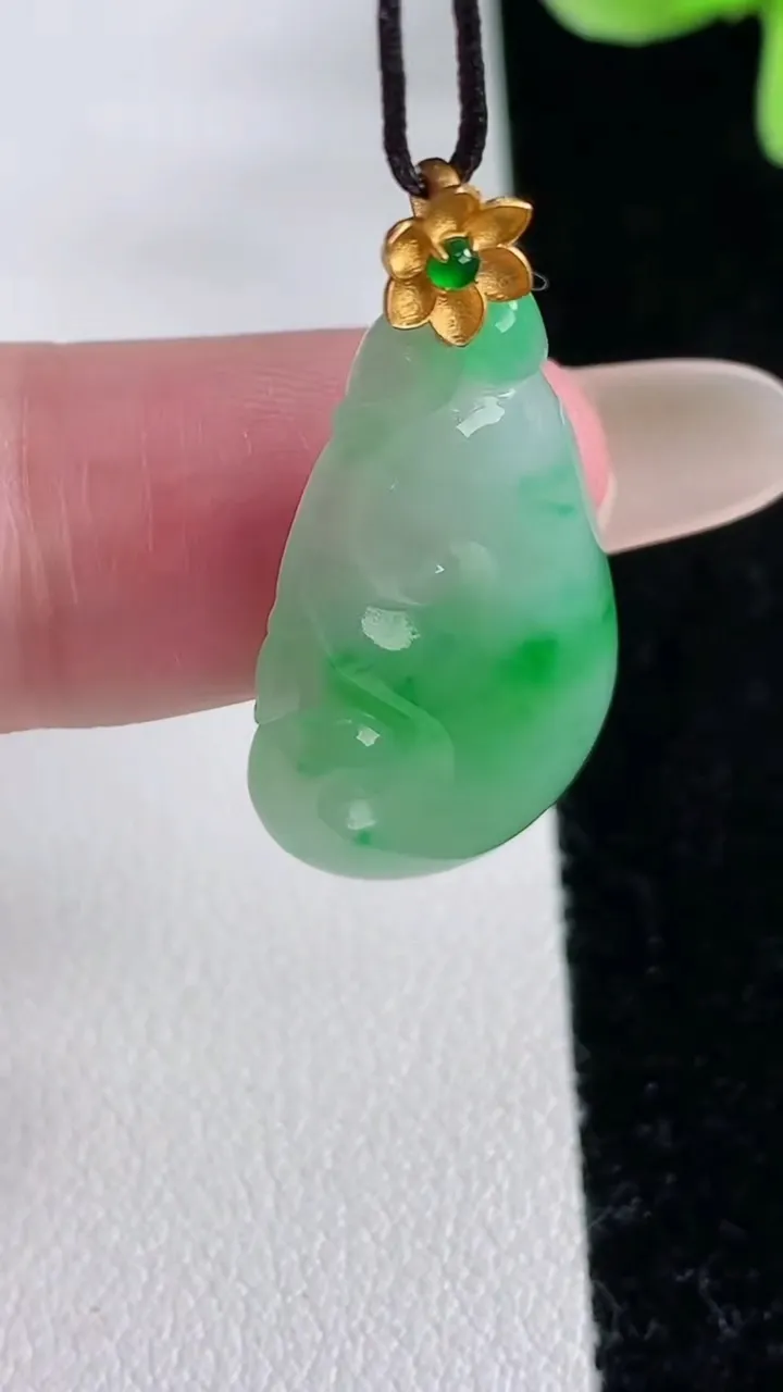 天然A货翡翠如意吊坠，尺寸28.8-16-4.4，重量:4.04g
12月12日