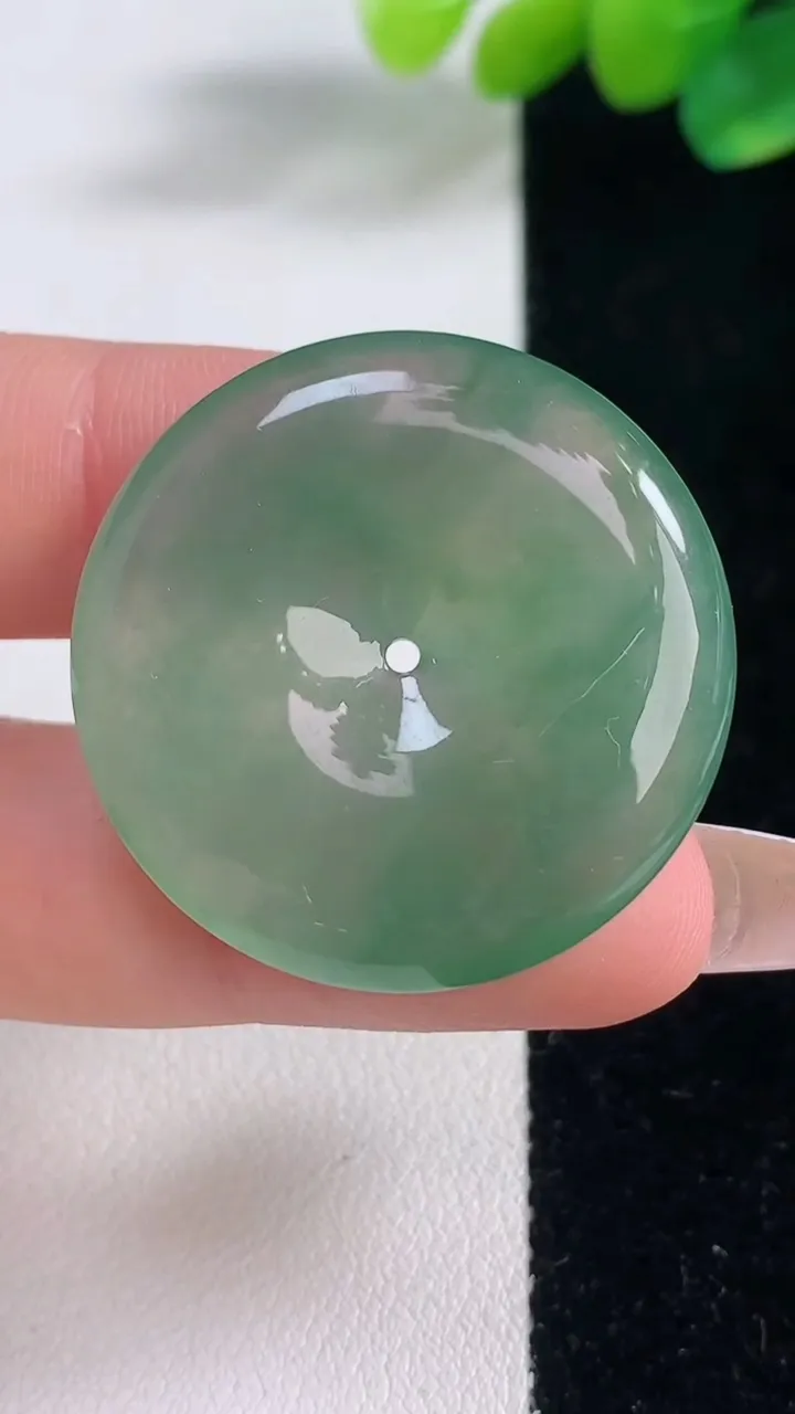 天然A货翡翠平安扣吊坠，尺寸31.7-5.9，重量:12.39g
12月12日