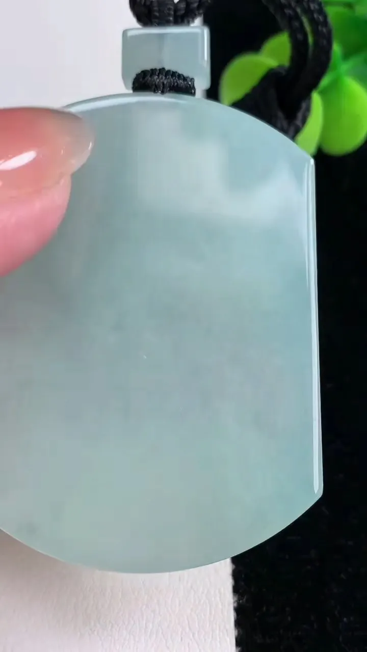 天然A货翡翠无事牌吊坠，尺寸54.3-41-5.5，重量:42.47g
12月12日