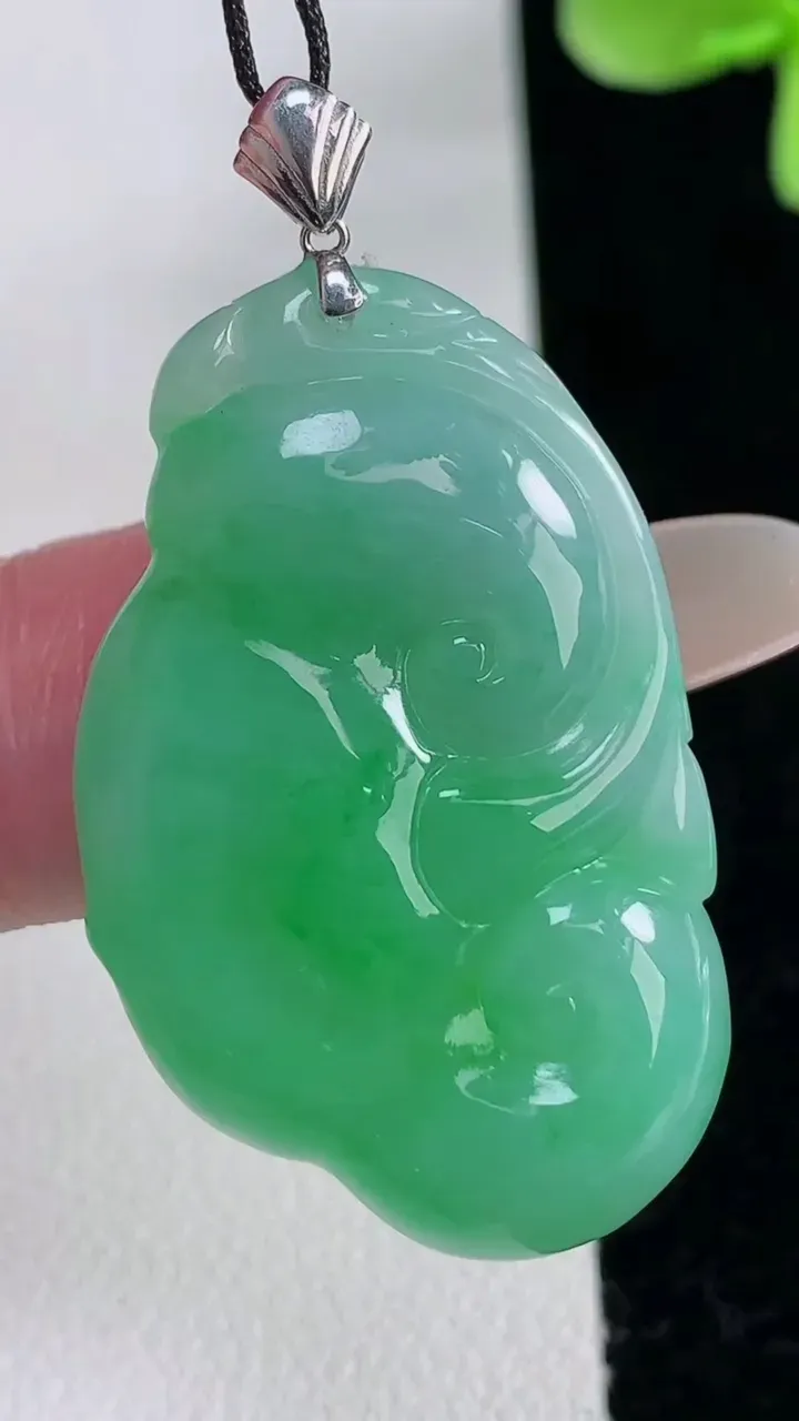 天然A货翡翠如意吊坠，尺寸35.7-22.7-5，重量:9.11g
12月12日