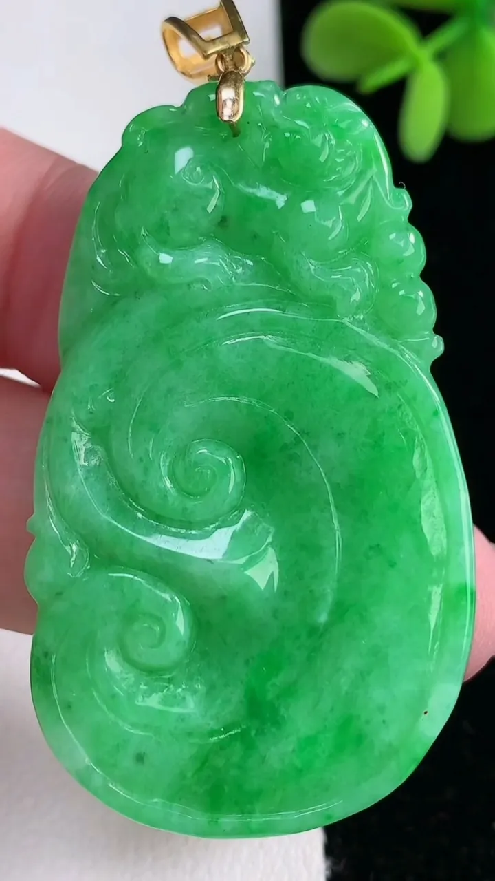 天然A货翡翠如意吊坠，尺寸50.2-30-5.4，重量:19.70g
12月12日