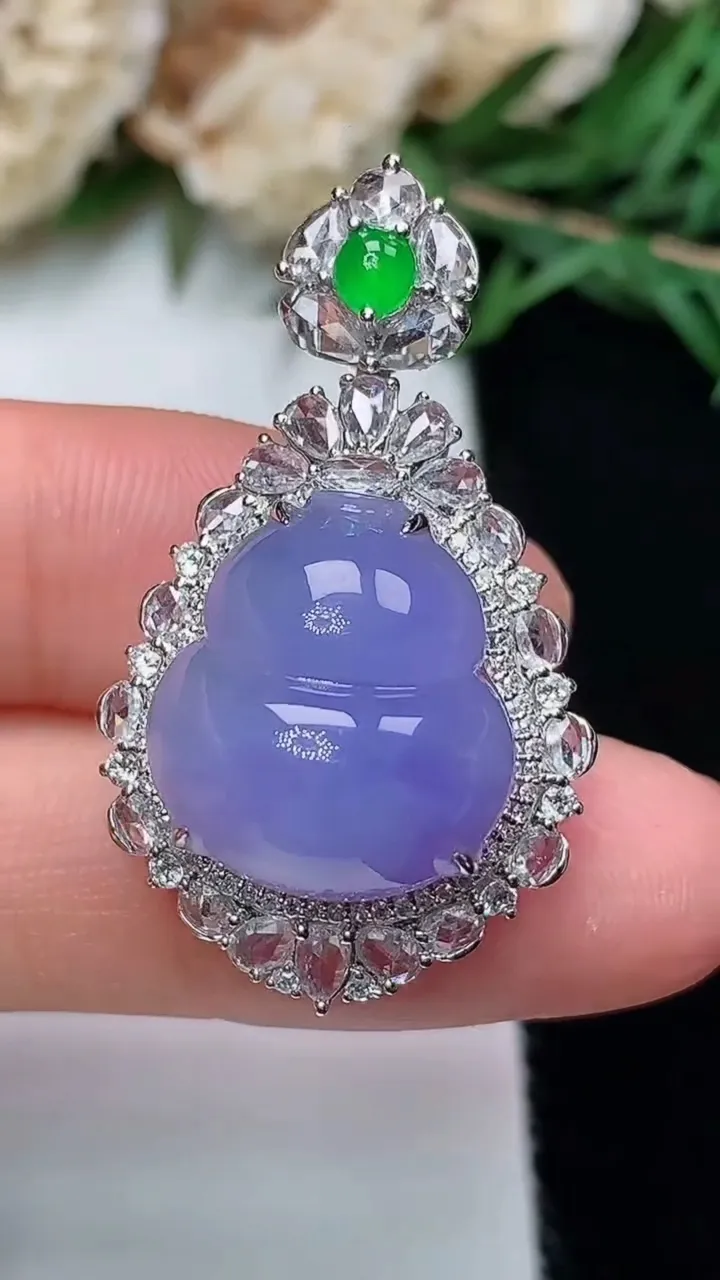 天然A货翡翠紫罗兰葫芦吊坠，尺寸34.5-20-14.4，裸石15.6-14，重量:6.21g
12月13日