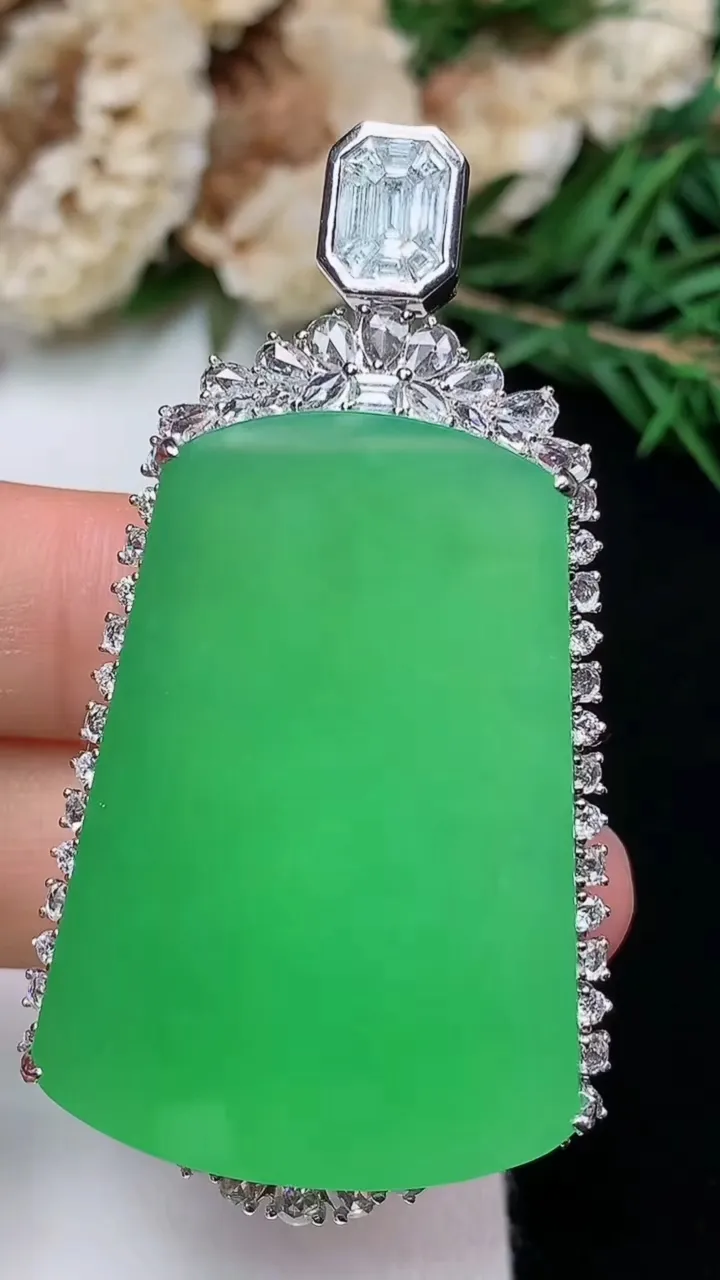 天然A货翡翠无事牌吊坠，尺寸54.8-29.7-11.6，裸石36.9-26.2，重量:28.05g
12月13日