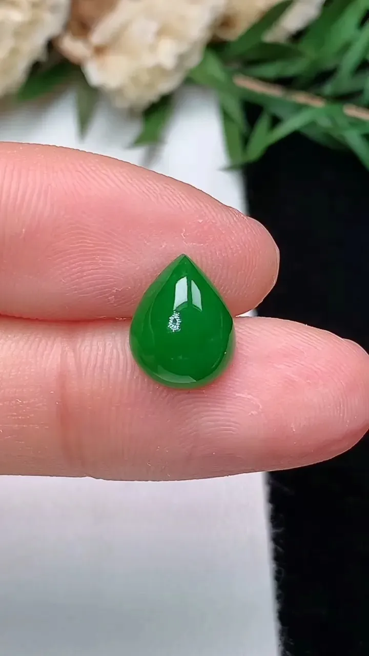 天然A货翡翠水滴镶嵌件，尺寸10.2-8-4.3，重量:0.68g
12月13日