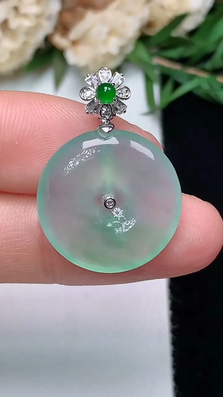 天然A货翡翠平安扣吊坠，尺寸18.6-3.9，重量:3.37g
12月13日