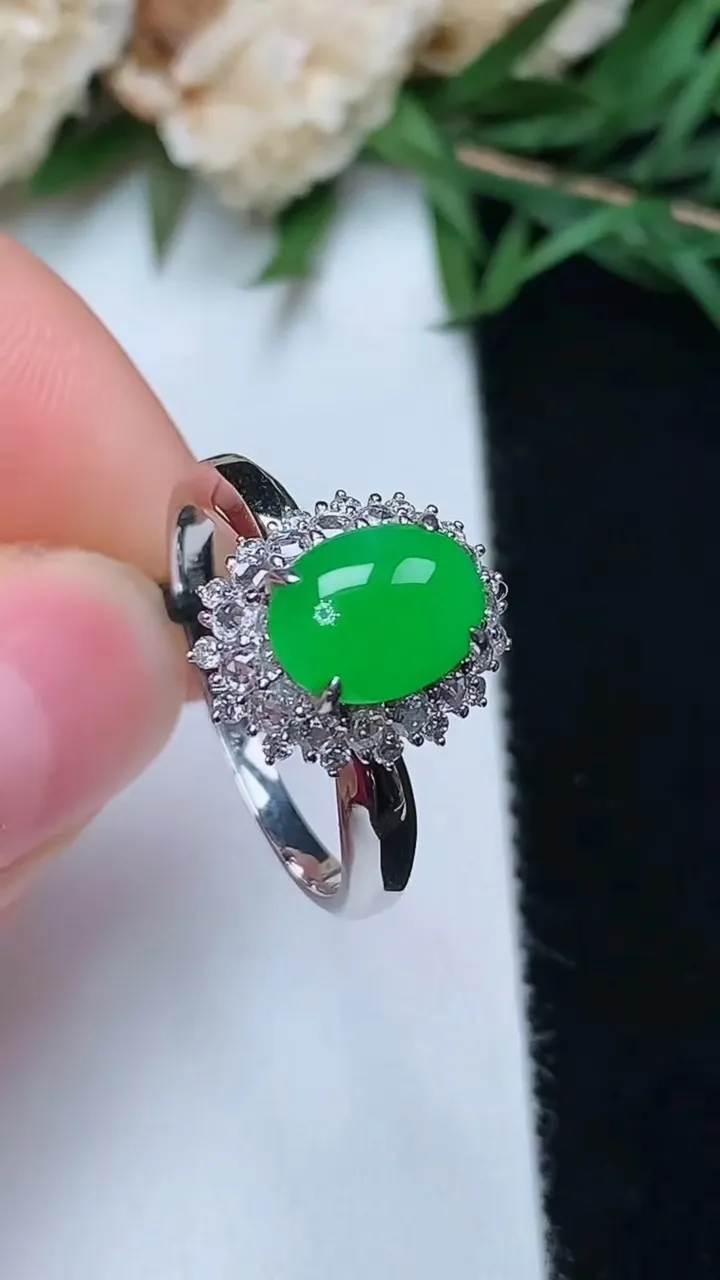 天然A货翡翠蛋面戒指，尺寸17.6-8.6-6.5，重量:3.52g2025年12月13日
工厂直销