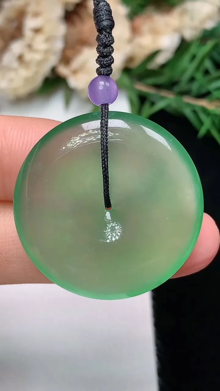 天然A货翡翠平安扣吊坠，尺寸28.6-4.9，重量:8.39g
12月13日