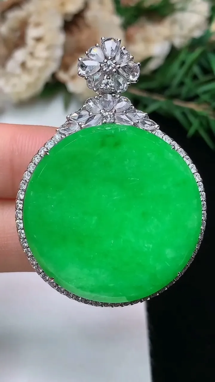 天然A货翡翠无事牌吊坠，尺寸44-31.6-10.8，裸石28.2，重量:15.36g
12月13日