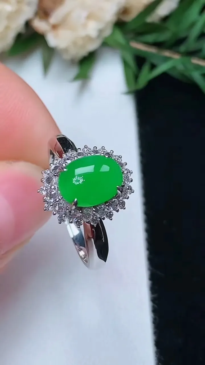 天然A货翡翠蛋面戒指，尺寸17.6-8.6-6.5，重量:3.52g2025年12月13日
工厂直销收藏佳品,种好水足，色泽均匀，有种有色，上手高大气！