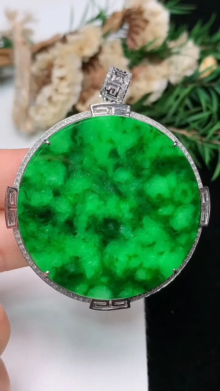 天然A货翡翠无事牌吊坠，尺寸53.8-45.5-5，裸石39.5，重量:11.79g
12月13日