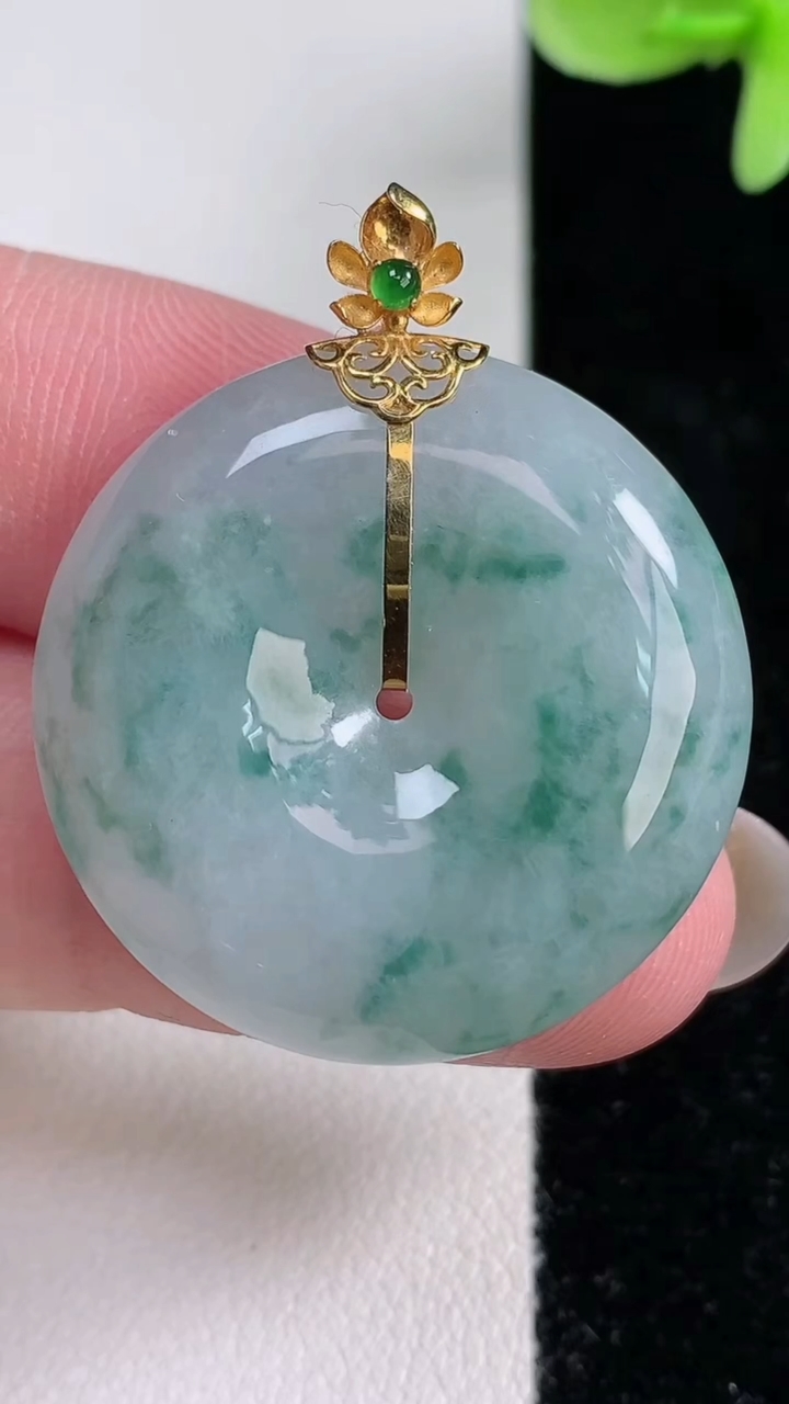 天然A货翡翠18K金飘花平安扣吊坠，尺寸28.6-6.5，重量:11.88g
12月13日