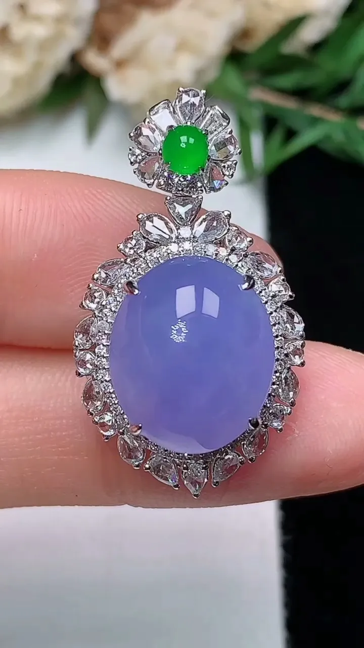 天然A货翡翠紫罗兰蛋面吊坠，尺寸30-17-13，裸石13.9-11.7，重量:4.97g
12月1