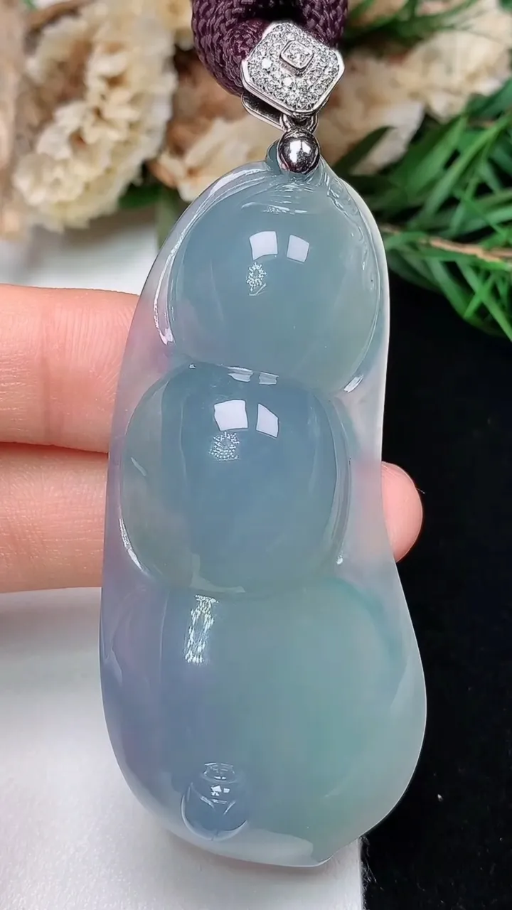 天然A货翡翠春带彩 紫罗兰福豆吊坠，尺寸60-27.5-10，重量:40.18g
12月13日