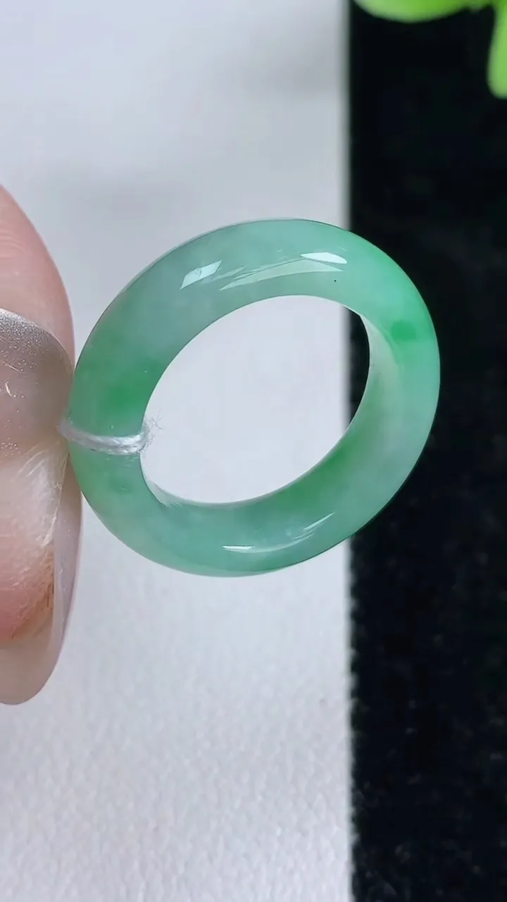 天然A货翡翠指环戒指，尺寸15.8-5.3-3.2，重量:3.39g2025年12月13日
工厂直销收藏佳品,种好水足，色泽均匀，有种有色，上手高大气！