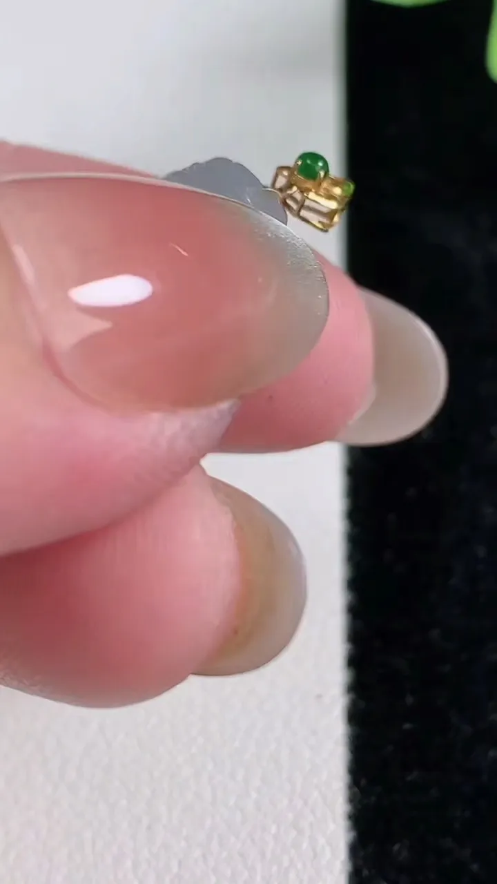 天然A货翡翠18K金飘花财神爷吊坠，尺寸34.8-16-5.6，重量:6.34g
12月13日