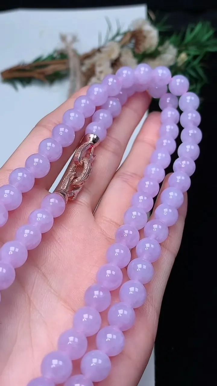 天然A货翡翠紫罗兰圆珠项链，尺寸7.8-79颗，重量:64.68g12月13日
工厂直销收藏佳品,种好水足，色泽均匀，有种有色，上手高大气！