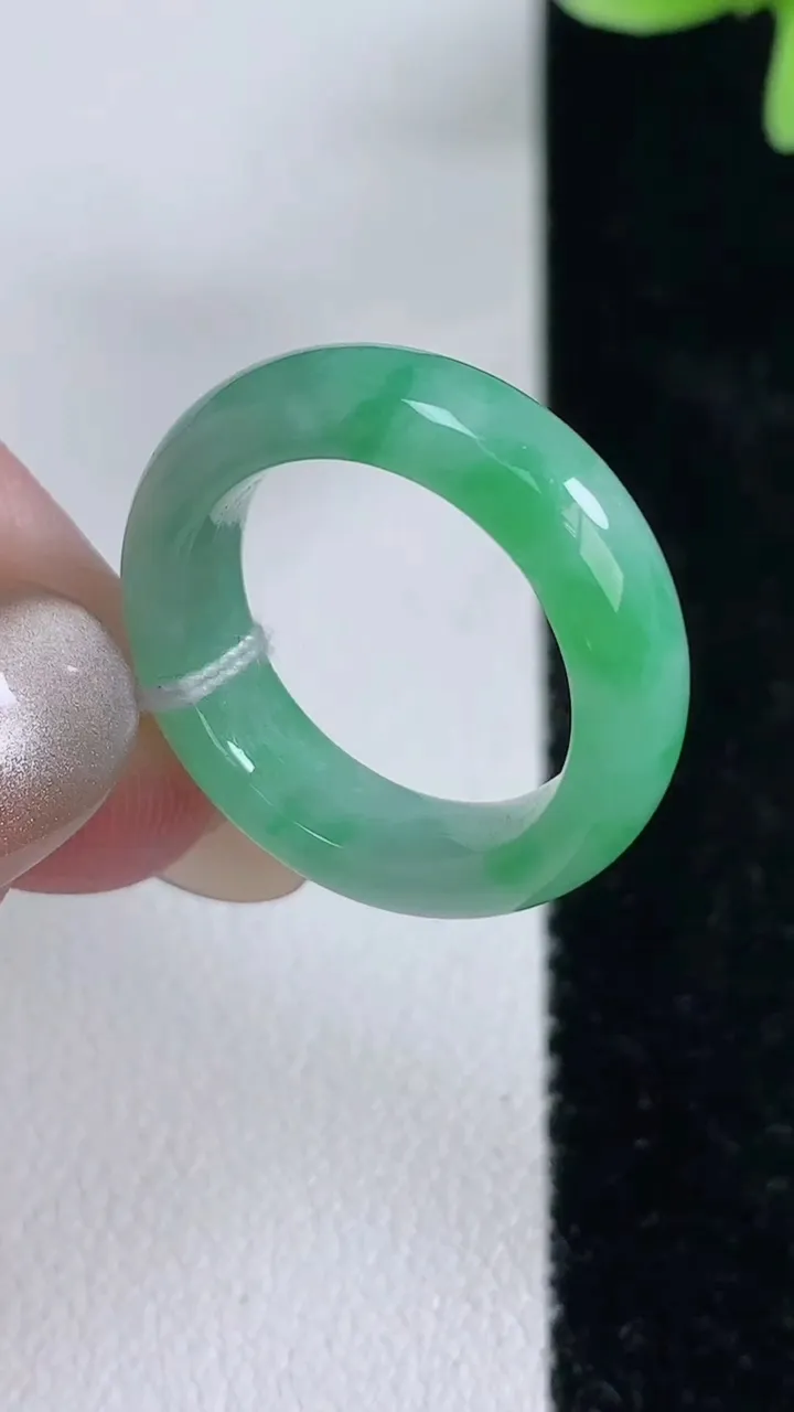 天然A货翡翠指环戒指，尺寸15.8-5.3-3.2，重量:3.39g2025年12月13日
工厂直销