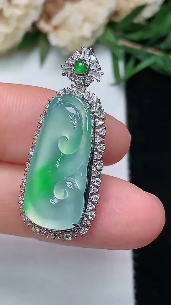 天然A货翡翠如意吊坠，尺寸31.4-13.5-7.4裸石21.7-10，重量:3.50g
12月13日