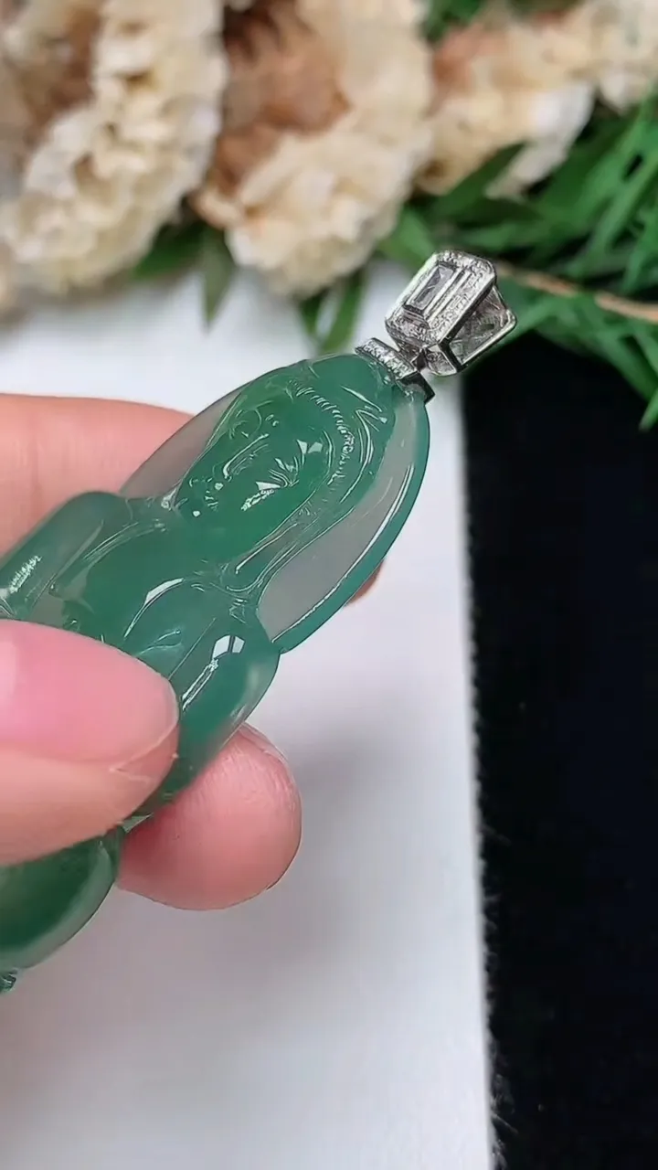 天然A货翡翠观音菩萨吊坠，尺寸43.6-27-4.7，重量:10.02g
12月13日