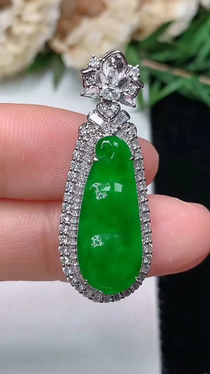 天然A货翡翠福豆吊坠，尺寸33.8-12.7-9.7裸石20.6-8.4，重量:5.28g
12月1