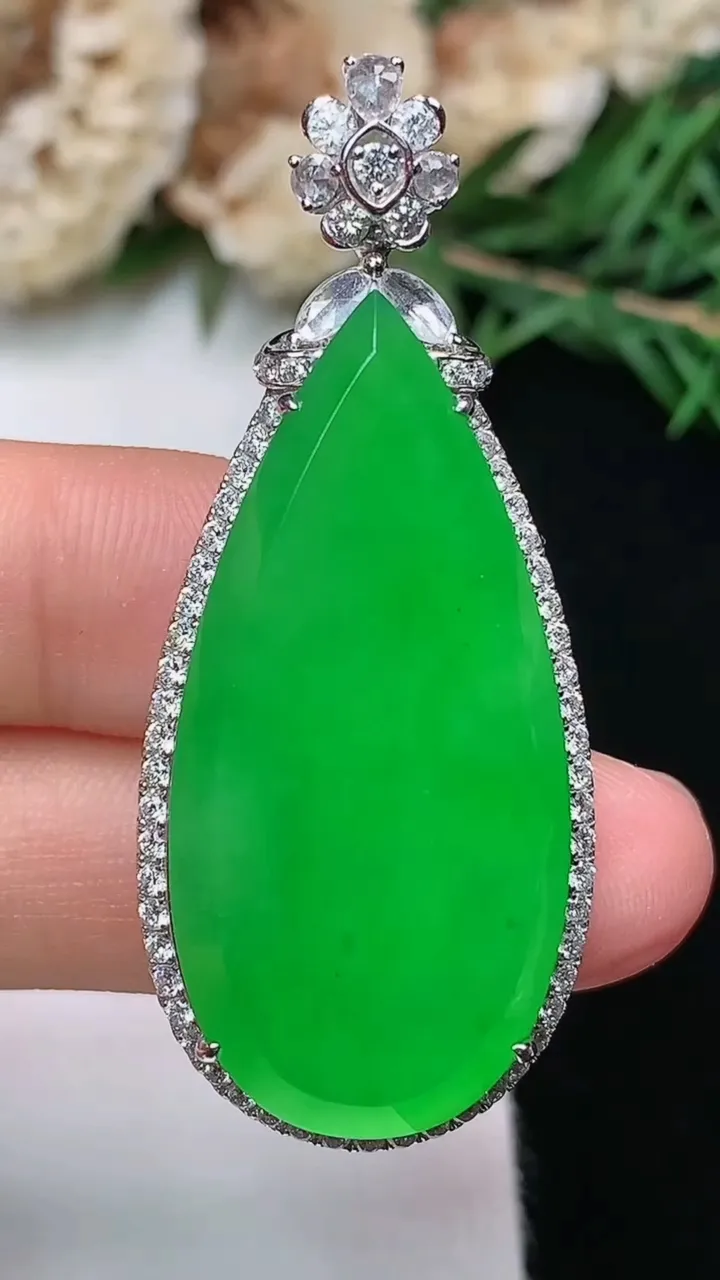 天然A货翡翠水滴吊坠，尺寸47.5-20.3-9.4裸石36-17，重量:13.34g
12月13日