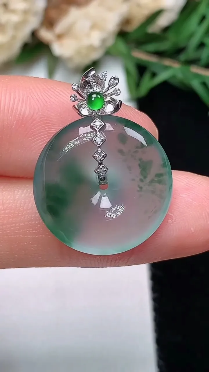 天然A货翡翠飘花平安扣吊坠，尺寸18.2-4.2，重量:3.33g
12月13日