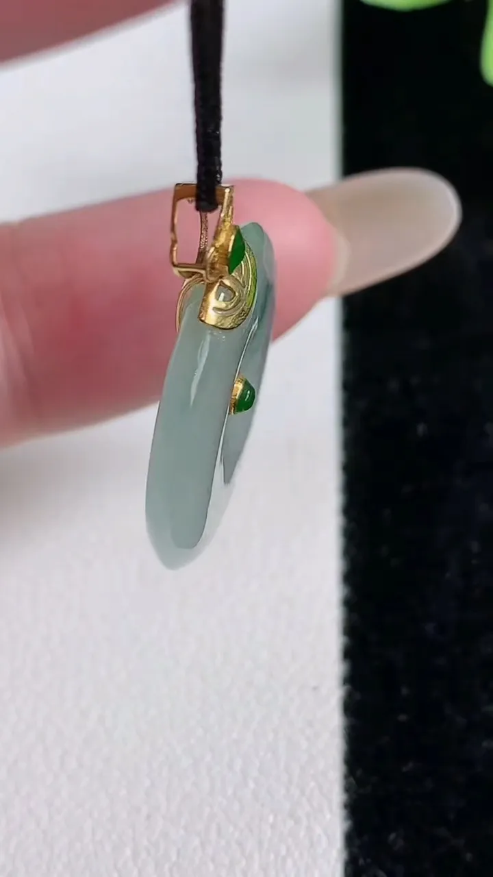 天然A货翡翠种飘花平安扣吊坠，尺寸21-3.2，重量:3.74g
12月13日