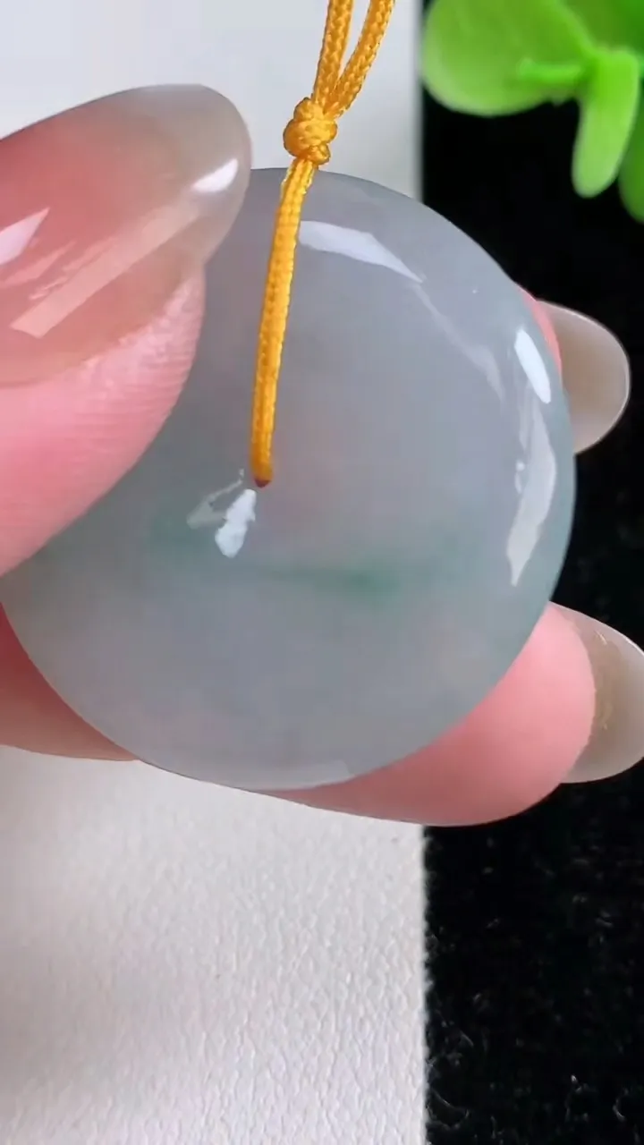 天然A货翡翠飘花平安扣吊坠，尺寸31.5-5.8，重量:12.52g
12月13日