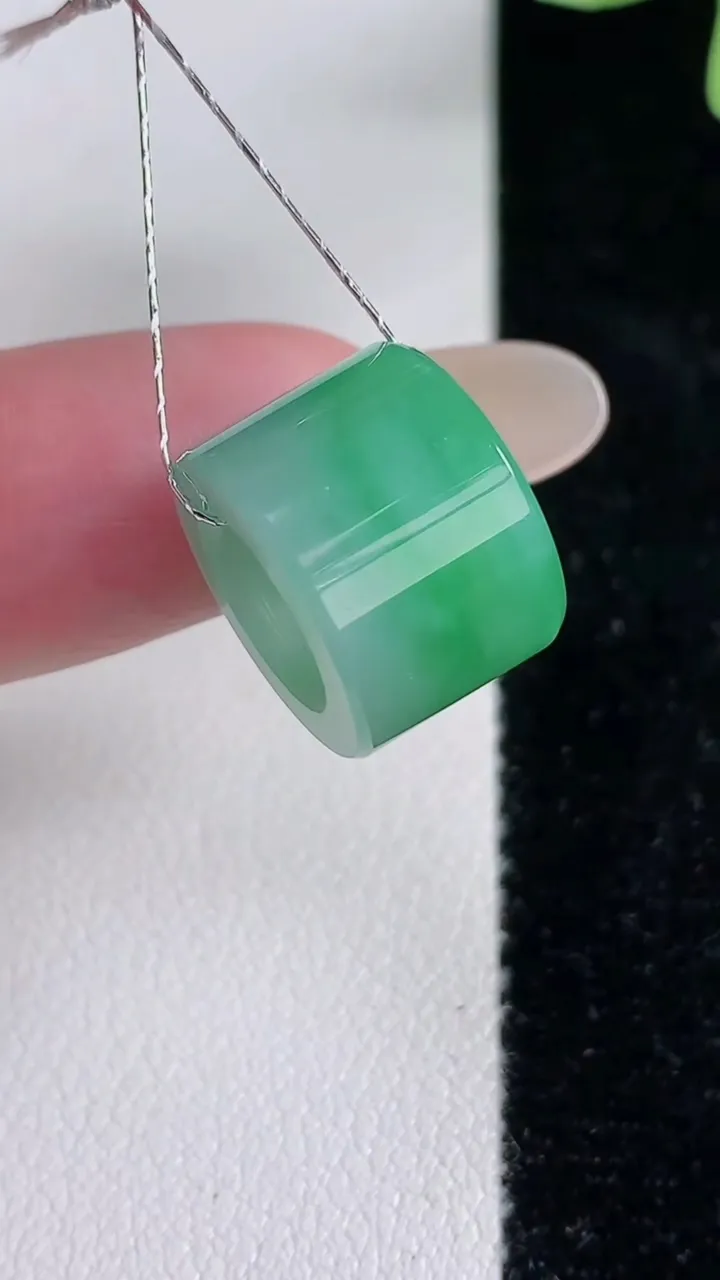 天然A货翡翠路路通吊坠，尺寸14.2-9.8-2.7，重量:3.90g
12月13日