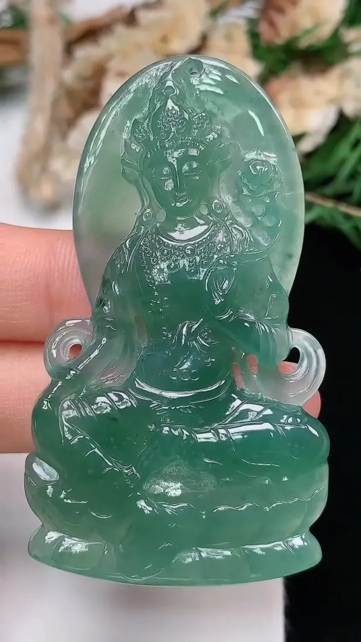 天然A货翡翠蓝水大势至观音菩萨吊坠，尺寸57.9-33-5.8，重量:19.58g
12月13日