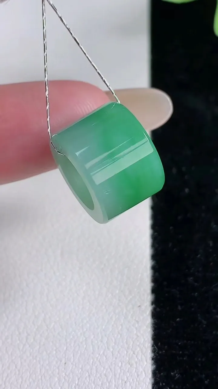 天然A货翡翠路路通吊坠，尺寸14.2-9.8-2.7，重量:3.90g
12月13日