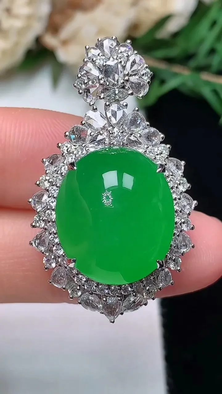 天然A货翡翠蛋面吊坠，尺寸35.6-21.7-15.5，裸石16.5-14.3，重量:10.13g
12月13日，重量:10.13g