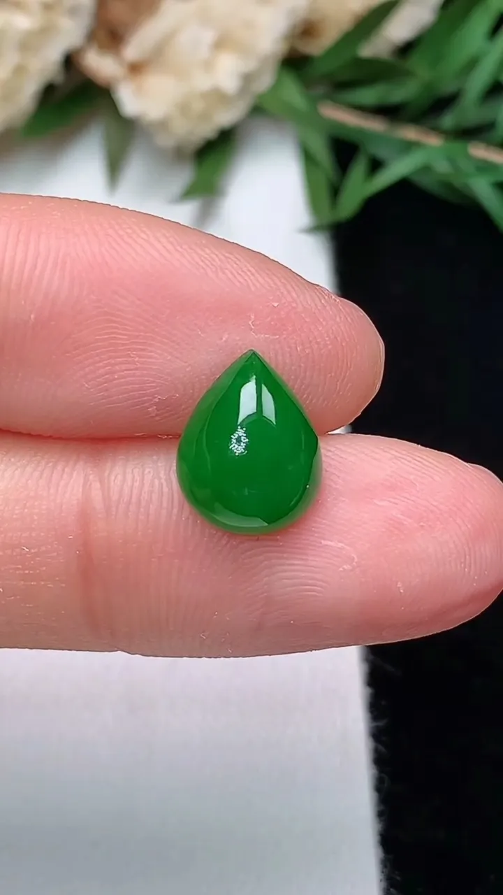 天然A货翡翠水滴镶嵌件，尺寸10.2-8-4.3，重量:0.68g
12月13日