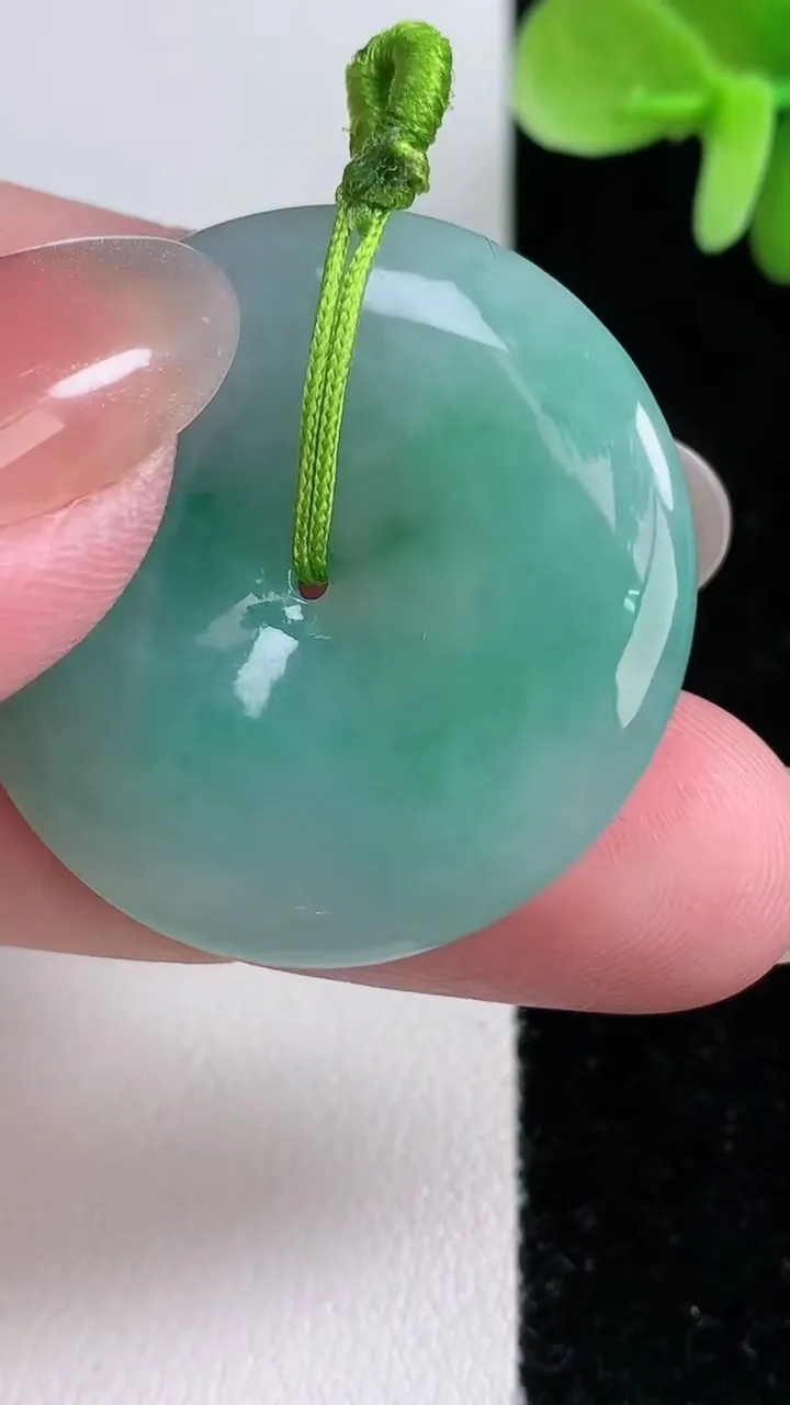 天然A货翡翠平安扣吊坠，尺寸33.5-5.5，重量:13.63g
12月13日