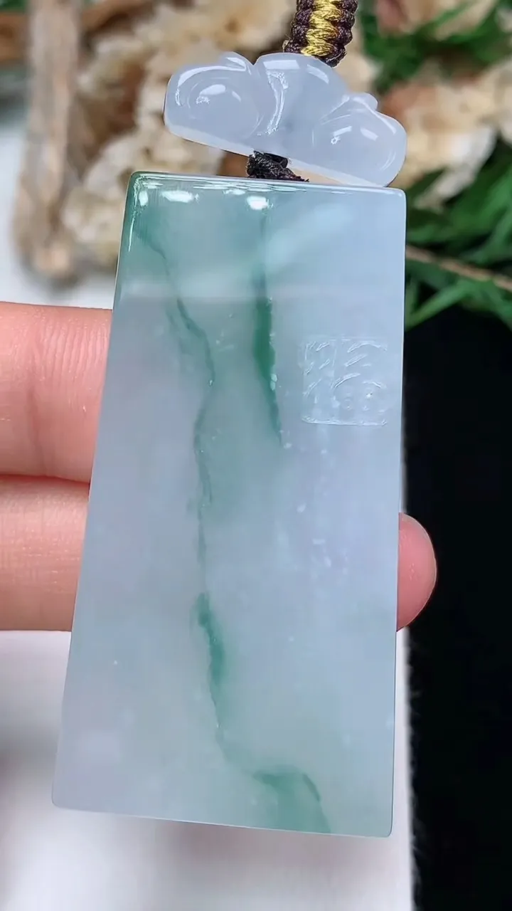 天然A货翡翠飘花无事牌吊坠，尺寸46.6-24.9-6，重量:22.72g
12月13日