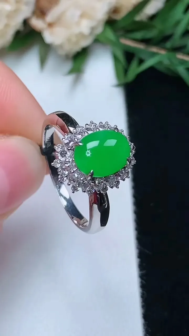 天然A货翡翠蛋面戒指，尺寸17.6-8.6-6.5，重量:3.52g2025年12月13日
工厂直销