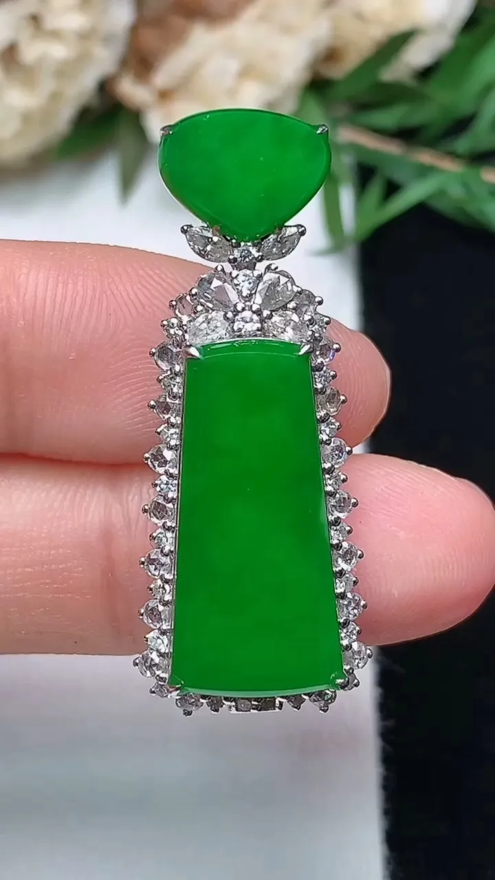 天然A货翡翠无事牌吊坠，尺寸35.4-14-8.7，裸石20.5-9.5，重量:4.88g
12月1