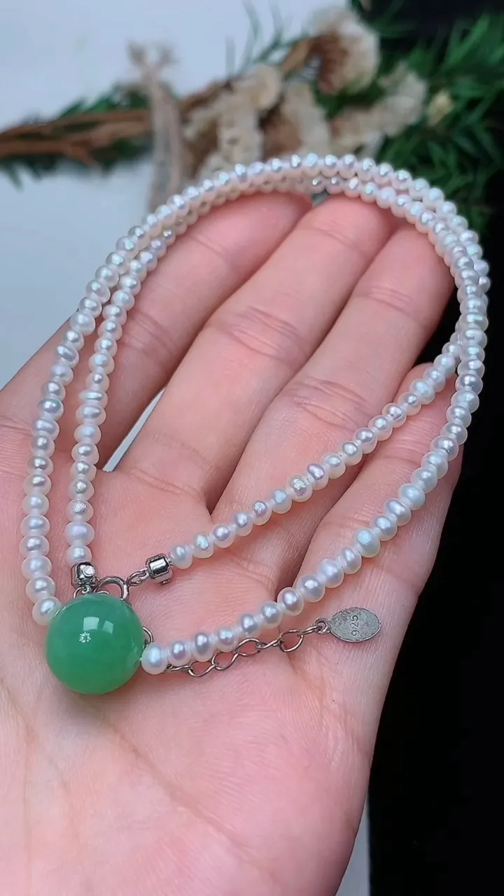 天然A货翡翠圆珠项链，尺寸11，重量:9.33g12月13日
工厂直销收藏佳品,种好水足，色泽均匀，有种有色，上手高大气！