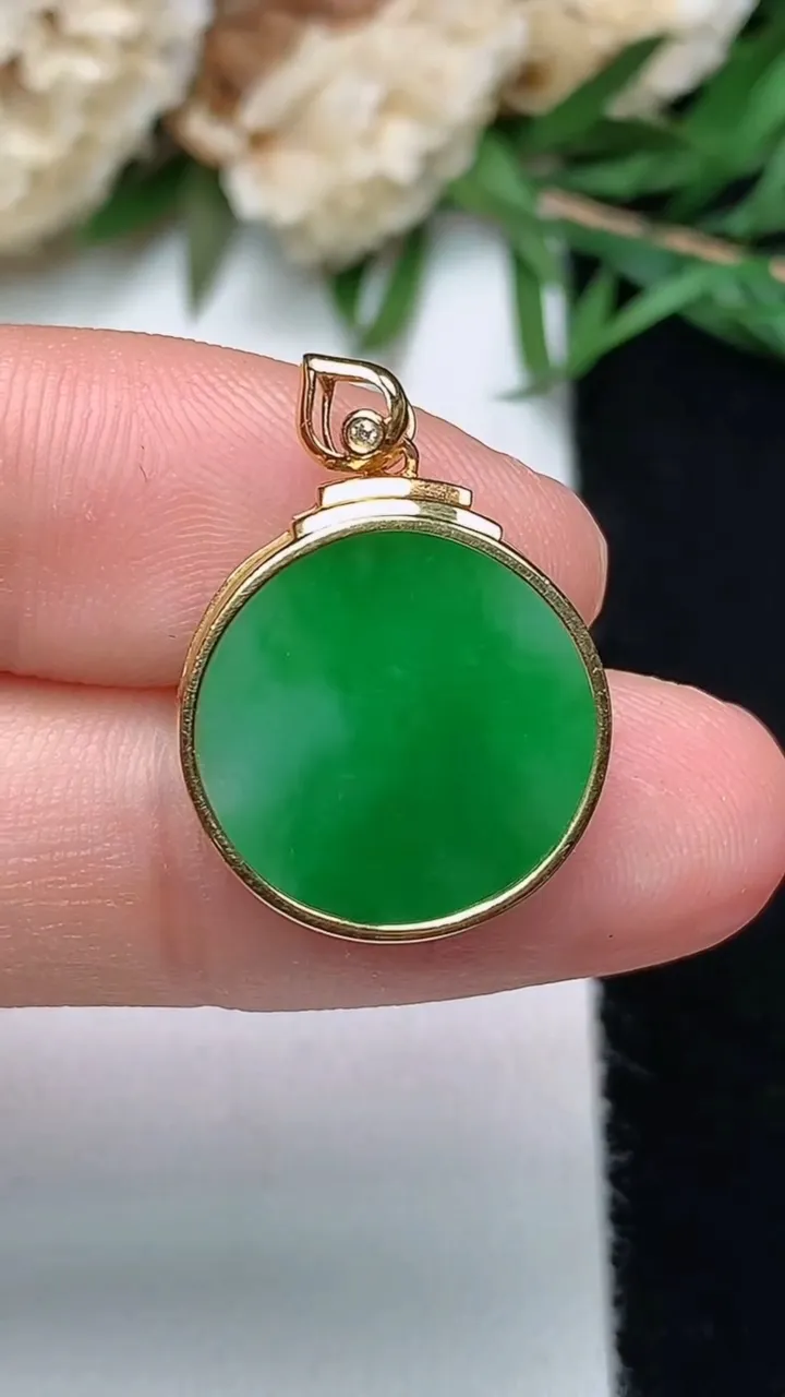 天然A货翡翠无事牌吊坠，尺寸15.5-4.5，重量:3.14g
12月13日