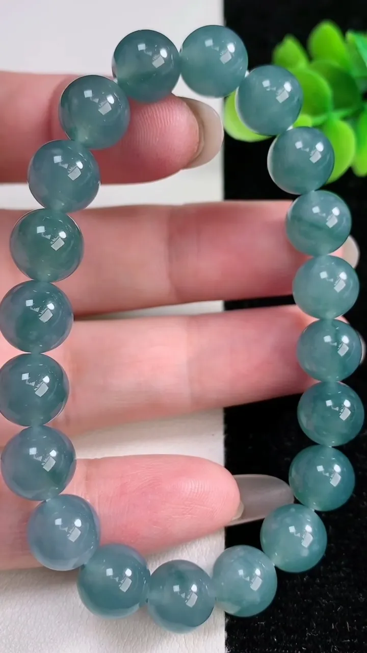 天然A货翡翠圆珠手串，尺寸9.5-20颗，重量:32.93g12月13日
工厂直销收藏佳品,种好水足