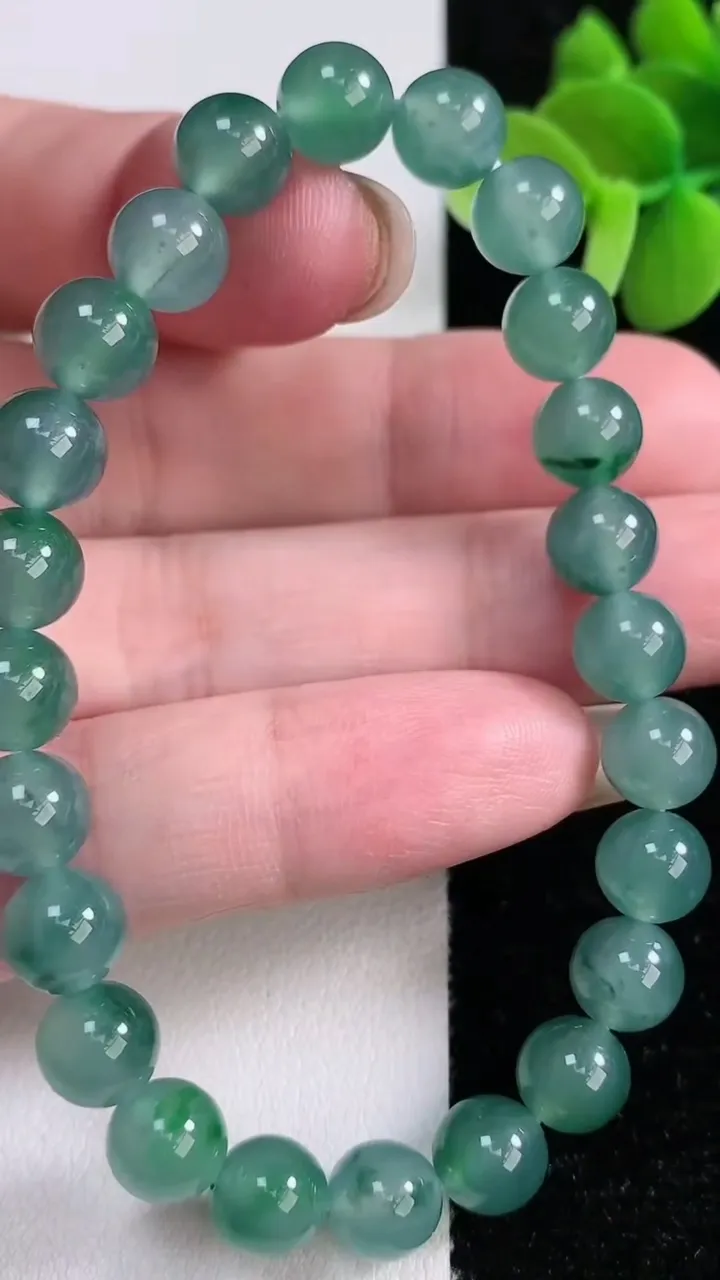 天然A货翡翠种蓝水圆珠手串，尺寸7.5-24颗，重量:20.17g12月13日
工厂直销收藏佳品,种好水足，色泽均匀，有种有色，上手高大气！